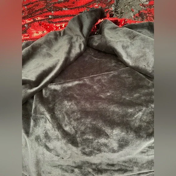 Minnie Mouse Reversible Sequin Hooded Blanket - Picture 10 of 11